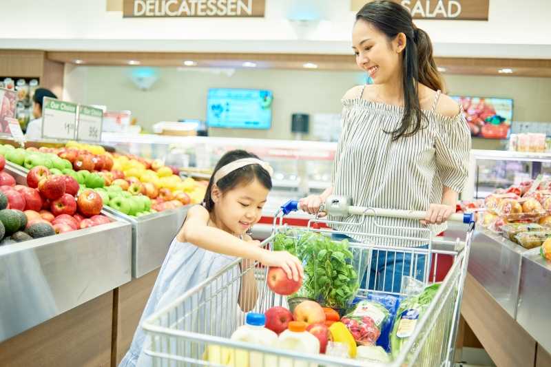 Mum and daughter shopping for healthy food in the supermarket – AIA Vitality