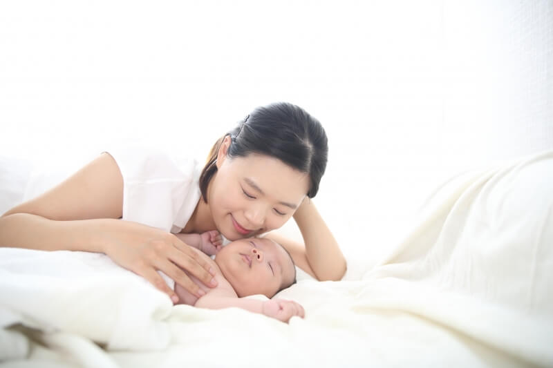 Sleeping tips – Mother and baby on bed